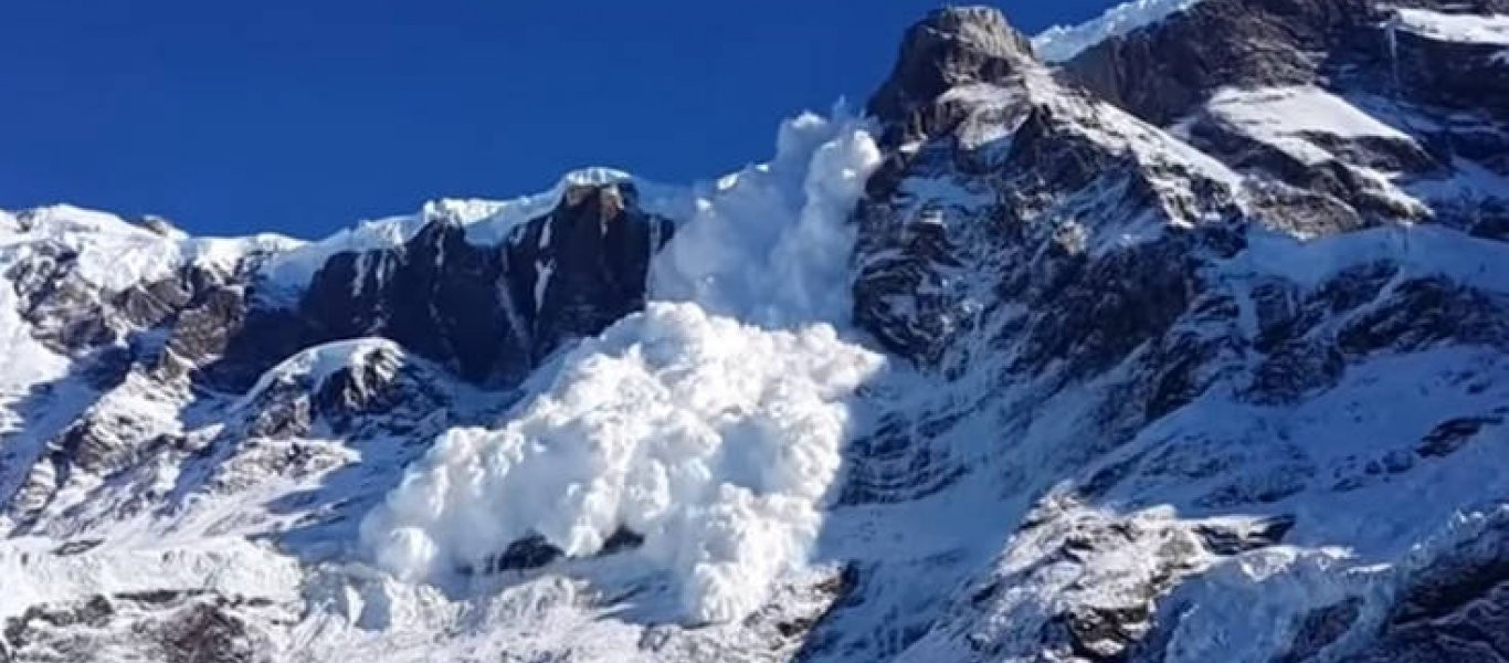 Απολαυστικές εικόνες και βίντεο  από χιονοστιβάδες σε γνωστά βουνά ανά τον κόσμο (βίντειο)